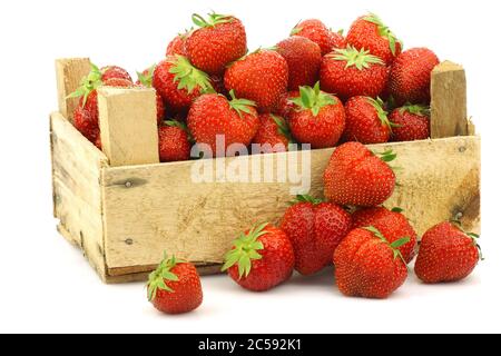 Frische Erdbeeren in einer Holzkiste auf weißem Hintergrund Stockfoto