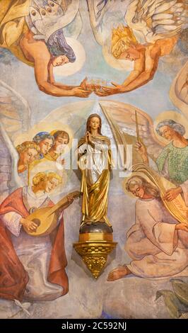 BARCELONA, SPANIEN - 4. MÄRZ 2020: Die moderne Statue und Fresko als Detail der Krönung in der Kirche Iglesia Sant Angel Custodi aus dem 20. Jahrhundert. Stockfoto