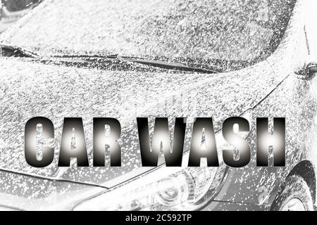 Text Autowäsche auf dem Hintergrund eines Autos in Schaum, monochrome, Stahl-Effekt Stockfoto