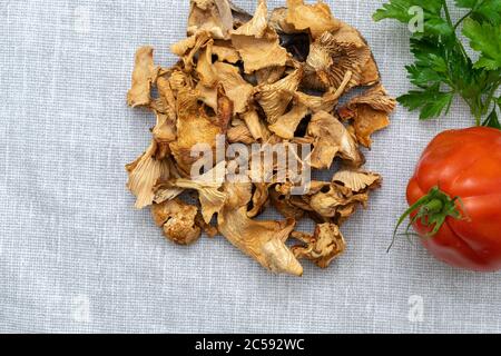 Pilze, Tomaten und Grüns auf einer Serviette aus Leinwand. Kulinarisches Layout Stockfoto