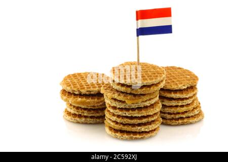 Traditionelle holländische Mini-Waffeln genannt "Troopwafels" mit einem niederländischen Flagge Zahnstocher auf weißem Hintergrund Stockfoto