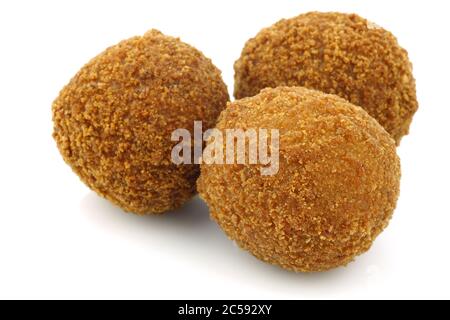 Ein echter traditioneller holländischer Snack namens 'bitterballen' auf weißem Hintergrund Stockfoto