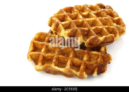 Frisch gebackene Zuckerwaffel auf weißem Hintergrund Stockfoto