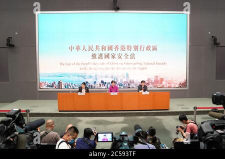 (200701) -- HONGKONG, 1. Juli 2020 (Xinhua) -- Die Chefin der Sonderverwaltungsregion Hongkong (HKSAR) Carrie Lam (C), die Justizministerin der HKSAR-Regierung Teresa Cheng (L) und der Sicherheitsminister der HKSAR-Regierung John Lee Ka-chiu nehmen am 1. Juli 2020 an einer Pressekonferenz im südchinesischen Hongkong Teil. DAZU:das nationale Sicherheitsgesetz zeigt das Engagement der Zentralregierung für "ein Land, zwei Systeme", hohes Vertrauen in HK: HKSAR-Chef (Xinhua/Li Gang) Stockfoto