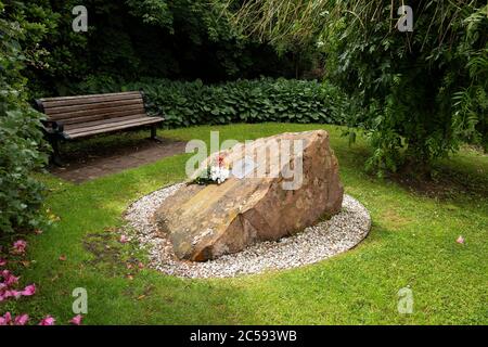 Denkmal in Sherwood Crescent für den To Pan am Flug 103, der über Lockerbie in Sherwood Crescent, Dumfriesshire, Schottland, gespiegt wurde Stockfoto