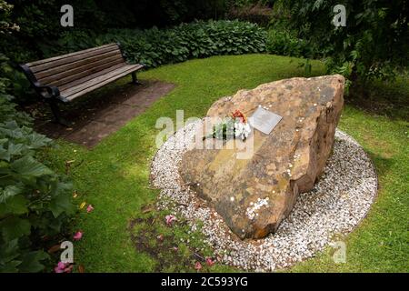 Denkmal in Sherwood Crescent für den To Pan am Flug 103, der über Lockerbie in Sherwood Crescent, Dumfriesshire, Schottland, gespiegt wurde Stockfoto