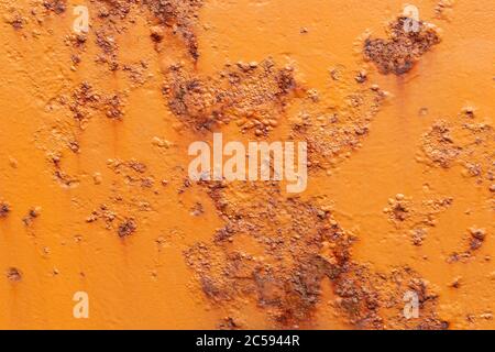 Orangene Rumpf eines Schiffes mit Rost durchkommen Stockfoto