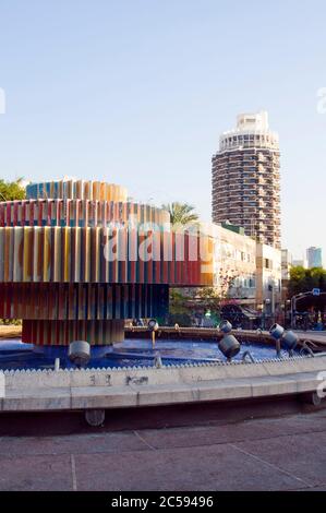 Israel, Tel Aviv der kinetische Feuer- und Wasserbrunnen von Yaacov Agam am Dizengoff-Platz. Dizengoff Turm im Hintergrund Stockfoto