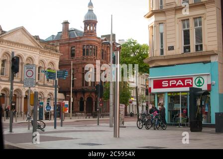 Ruhige Straße in Belfast mit einem Supermarkt in der Ecke Stockfoto