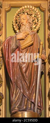 BARCELONA, SPANIEN - 3. MÄRZ 2020: Die geschnitzte polychrome Statue des heiligen Paulus der Apostel in der Kirche Iglesia de Belen. Stockfoto