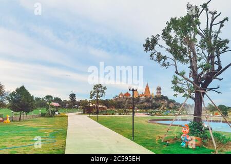 KANCHANABURI THAILAND - JUNI 26: Ein schöner Blick auf das Café und das neu geschaffene Essen mit dem berühmten Wat Tham Sua Tempel im Hintergrund bei Ana Stockfoto