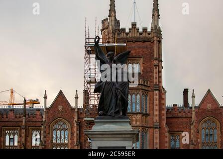 Rathaus in Belfast beleuchtet während der Nacht Stockfoto