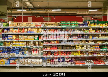 BERLIN, DEUTSCHLAND - CA. SEPTEMBER 2019: Innenaufnahme des REWE City Supermarktes in Berlin. Stockfoto