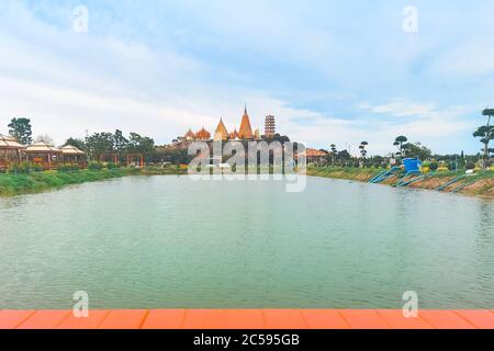 KANCHANABURI THAILAND - JUNI 26: Ein schöner Blick auf das Café und das neu geschaffene Essen mit dem berühmten Wat Tham Sua Tempel im Hintergrund bei Ana Stockfoto