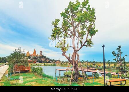 KANCHANABURI THAILAND - JUNI 26: Ein schöner Blick auf das Café und das neu geschaffene Essen mit dem berühmten Wat Tham Sua Tempel im Hintergrund bei Ana Stockfoto