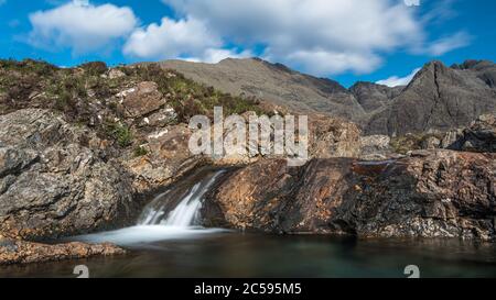 Die Fairy Pools, in Glen Spröde auf der Isle of Skye mit dem Cuillin Ridge im Hintergrund Stockfoto