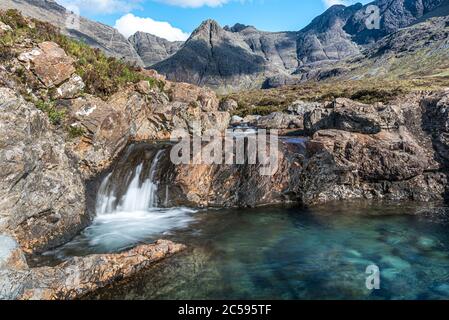 Die Fairy Pools, in Glen Spröde auf der Isle of Skye mit dem Cuillin Ridge im Hintergrund Stockfoto