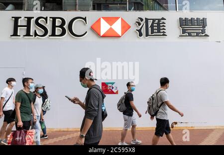 Hongkong, Hongkong, China. Juli 2020. Verschiedene Banken und Geschäfte befestigt, um vor Vandalismus für ihre Verbindungen zu China zu schützen. HSBC Causeway Bay hat die Bank und alle Zugang zu ATM's verborgen.Hong Kong Special Administrative Region Establishment Day. 23 Jahre nach der Übergabe Hongkongs an die chinesische Regierung drängt Peking auf die Umsetzung neuer, zäher nationaler Sicherheitsgesetze, die die prodemokratischen Proteste in der Stadt unterdrücken werden.Es wird die chinesisch-britische Gemeinsame Erklärung zerschlagen, in der China dem einen Land zugestimmt hat. Zwei Systeme Regierung.das Verbot von trad Stockfoto