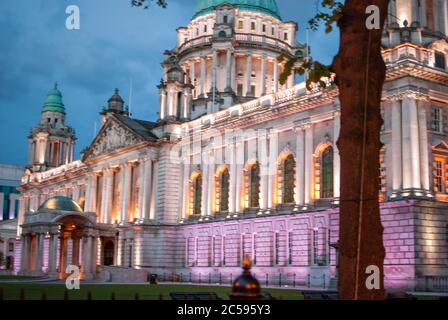 Rathaus in Belfast beleuchtet während der Nacht Stockfoto