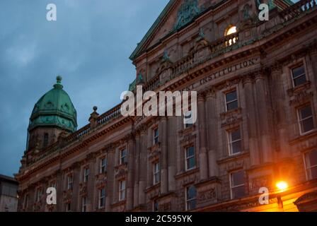 Rathaus in Belfast beleuchtet während der Nacht Stockfoto