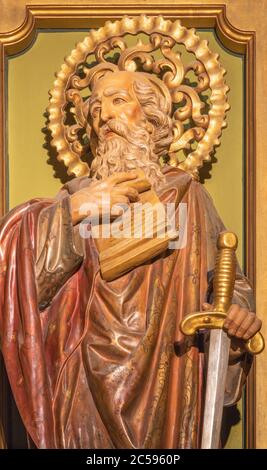 BARCELONA, SPANIEN - 3. MÄRZ 2020: Die geschnitzte polychrome Statue des heiligen Paulus der Apostel in der Kirche Iglesia de Belen. Stockfoto