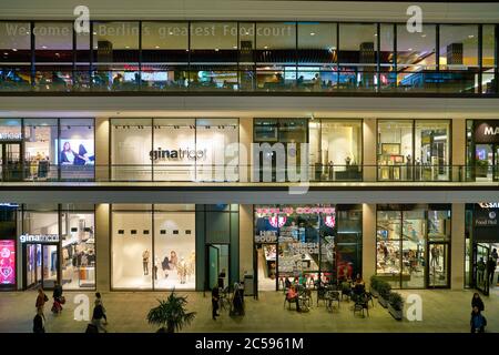 BERLIN, DEUTSCHLAND - CA. SEPTEMBER 2019: Mall of Berlin bei Nacht. Stockfoto