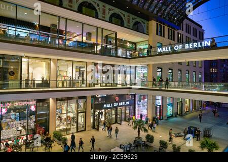 BERLIN, DEUTSCHLAND - CA. SEPTEMBER 2019: Mall of Berlin bei Nacht. Stockfoto