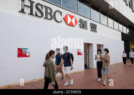 Hongkong, Hongkong, China. Juli 2020. Verschiedene Banken und Geschäfte befestigt, um vor Vandalismus für ihre Verbindungen zu China zu schützen. HSBC Causeway Bay hat die Bank und alle Zugang zu ATM's verborgen.Hong Kong Special Administrative Region Establishment Day. 23 Jahre nach der Übergabe Hongkongs an die chinesische Regierung drängt Peking auf die Umsetzung neuer, zäher nationaler Sicherheitsgesetze, die die prodemokratischen Proteste in der Stadt unterdrücken werden.Es wird die chinesisch-britische Gemeinsame Erklärung zerschlagen, in der China dem einen Land zugestimmt hat. Zwei Systeme Regierung.das Verbot von trad Stockfoto