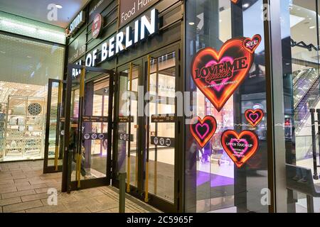 BERLIN, DEUTSCHLAND - CIRCA SEPTEMBER 2019: Eingang zur Mall of Berlin. Stockfoto