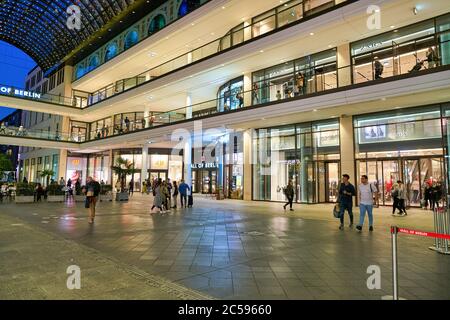 BERLIN, DEUTSCHLAND - CA. SEPTEMBER 2019: Mall of Berlin bei Nacht. Stockfoto