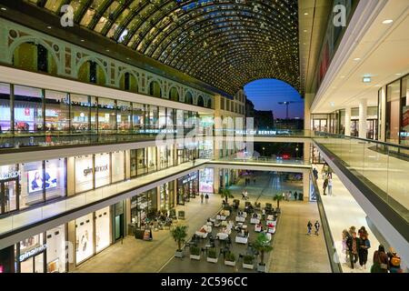 BERLIN, DEUTSCHLAND - CA. SEPTEMBER 2019: Mall of Berlin bei Nacht. Stockfoto