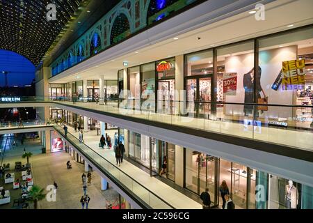 BERLIN, DEUTSCHLAND - CA. SEPTEMBER 2019: Mall of Berlin bei Nacht. Stockfoto