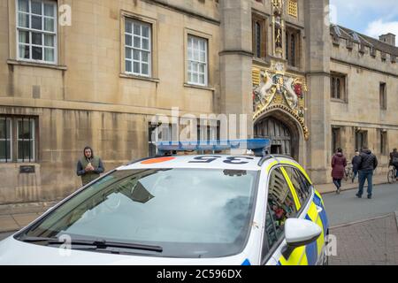 Detailansicht eines Fahrzeugs der britischen Polizei, das in der Nähe einer belebten Straße geparkt wurde und auf einen Notruf reagiert. Detail der Kapuze und Abziehbilder sind offensichtlich. Stockfoto