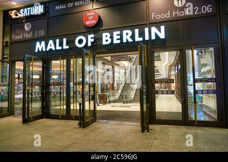 BERLIN, DEUTSCHLAND - CIRCA SEPTEMBER 2019: Eingang zur Mall of Berlin. Stockfoto