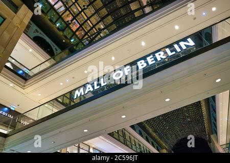 BERLIN, DEUTSCHLAND - CA. SEPTEMBER 2019: Mall of Berlin bei Nacht. Stockfoto