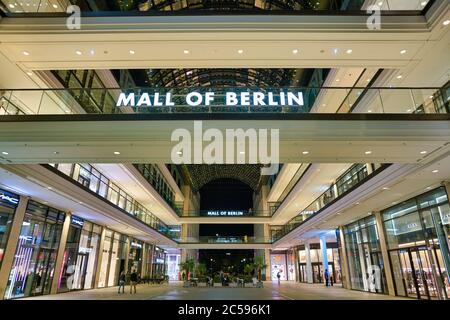 BERLIN, DEUTSCHLAND - CA. SEPTEMBER 2019: Mall of Berlin bei Nacht. Stockfoto