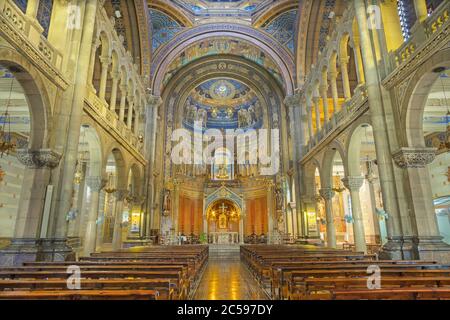 BARCELONA, SPANIEN - 3. MÄRZ 2020: Das Kirchenschiff von Santuari de la Mare de Deu del Carme (karmeliten). Stockfoto