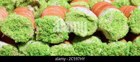 Gebäck mit Pistazien Cannolo Siciliano in italienischer Sprache Stockfoto