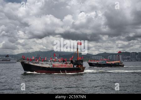 Hongkong, China. Juli 2020. Boote mit chinesischer und Hongkonger Flagge fahren während der Feierlichkeiten zum Nationalfeiertag durch den Victoria Harbour.Aktivisten und Demonstranten haben als Reaktion auf das nationale Sicherheitsgesetz, das die Zentralregierung in Peking der autonomen Region auferlegt hat, die Straßen Hongkongs getroffen. Das Datum markiert auch den 23. Jahrestag der Übergabe der ehemaligen britischen Kolonie an China. Die Bereitschaftspolizei wurde auf der Straße eingesetzt, um die Demonstranten daran zu hindern, an der traditionellen Parade teilzunehmen. Kredit: SOPA Images Limited/Alamy Live Nachrichten Stockfoto