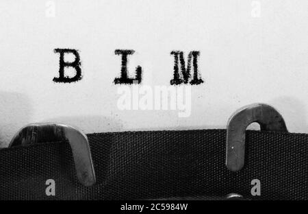 Text BLM das bedeutet Schwarz lebt Materie auf der alten Schreibmaschine Stockfoto
