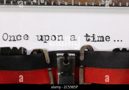 Satz Es war einmal auf alte Vinatge Schreibmaschine Stockfoto