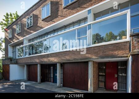 Schräge Ansicht der Haupthöhe von Norden. Willow Road, Hampstead, Großbritannien. Architekt: Erno Goldfinger, 1939. Stockfoto