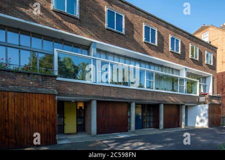 Schräge Ansicht der Haupthöhe von Süden. Willow Road, Hampstead, Großbritannien. Architekt: Erno Goldfinger, 1939. Stockfoto