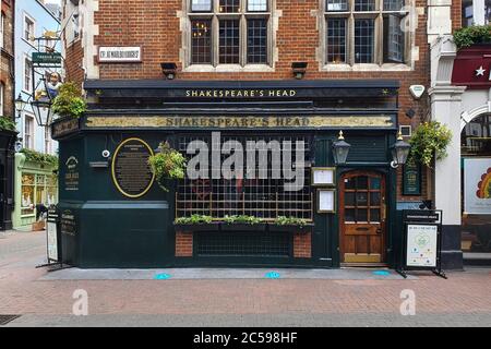 London, Großbritannien. Juli 2020. Der Kopf Shakespeares in der Carnaby Street London, wenn sie sich darauf vorbereiten, wenn sie am 4. Juli ihre Türen öffnen können, nachdem die Sperre in Großbritannien größtenteils aufgehoben wurde. Kredit: Dave Rushen/SOPA Images/ZUMA Wire/Alamy Live Nachrichten Stockfoto