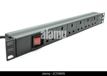 Isolierte Ansicht einer 19-Zoll-Racksteckdose mit UK-Stecker, Buchsen und beleuchtetem ein- und Ausschalter. Stockfoto
