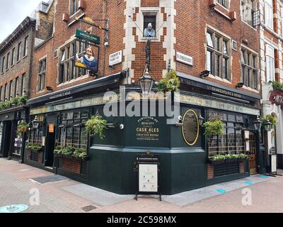 London, Großbritannien. Juli 2020. Der Kopf Shakespeares in der Carnaby Street London, wenn sie sich darauf vorbereiten, wenn sie am 4. Juli ihre Türen öffnen können, nachdem die Sperre in Großbritannien größtenteils aufgehoben wurde. Kredit: Dave Rushen/SOPA Images/ZUMA Wire/Alamy Live Nachrichten Stockfoto