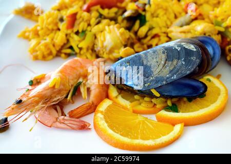 Traditionelle spanische Meeresfrüchte Paella Reis auf dem Teller Stockfoto