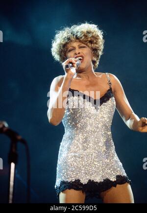 Tina Turner tritt in der Wembley Arena auf ihrer Wildest Dreams World Tour am 23. Juli 1996 auf Stockfoto