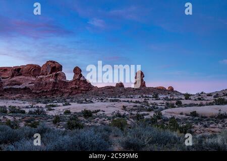 Farbenfrohe blaue und violette Himmel über verschiedenen Sandsteinfelsen entlang Arches Scenic Drive, Arches National Park, Moab, Utah Stockfoto