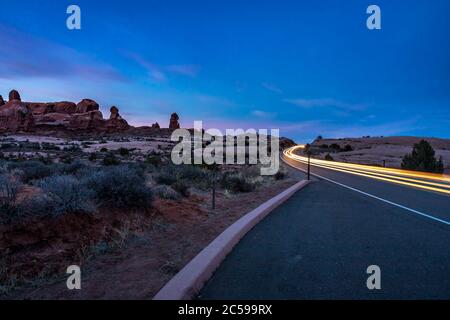 Farbenfrohe blaue und violette Himmel über verschiedenen Sandsteinfelsen entlang Arches Scenic Drive, Arches National Park, Moab, Utah Stockfoto